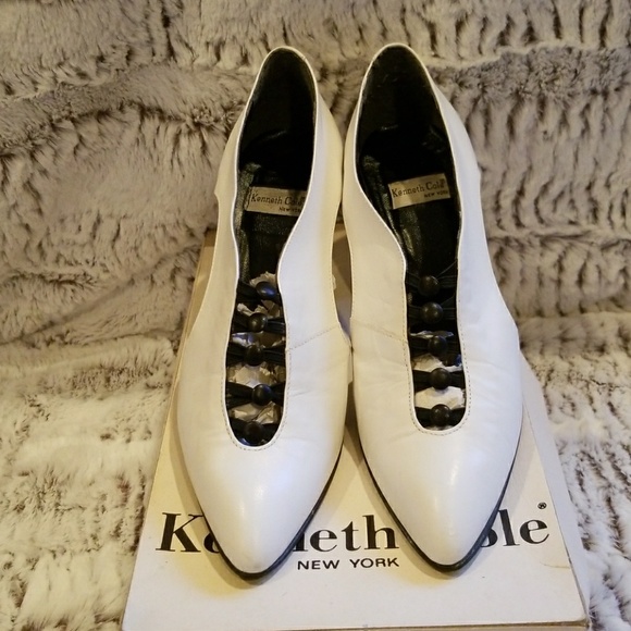 Kenneth Cole New York Lauren Button Heel - Picture 4 of 8